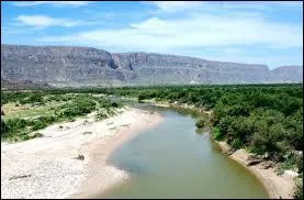 Le Rio Grande ou Rio Bravo sert en partie de frontire entre...