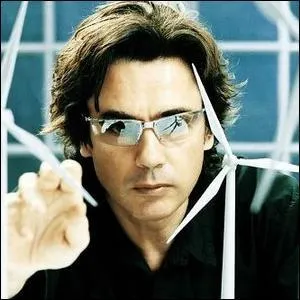 Compositeur de musique lctronique n le 24 aot 1946, clbre pour 'Oxygne', 'Equinoxe', 'Les chants magntiques', 'En attendant Cousteau'