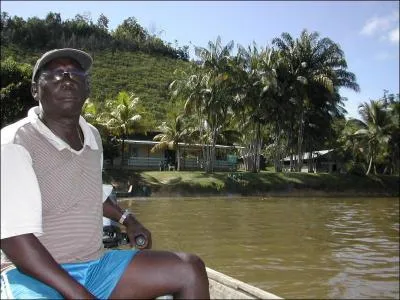 Au Suriname, au Guyana et en Guyane, ils sont les descendants d'esclaves vads, les matres du fleuve, les ...