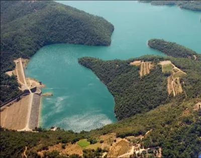 Dans quel pays se trouve le lac de Saint-Cassien ?