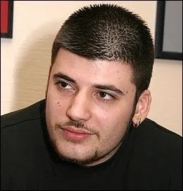 Qui interprte le rle de cette personne ?