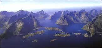 Au large de quel pays (auquel elles appartiennent) se trouvent les les Lofoten ?