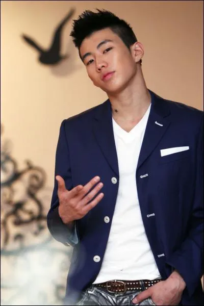 Comment s'appelle l'ancien leader qui a quitt le groupe ?