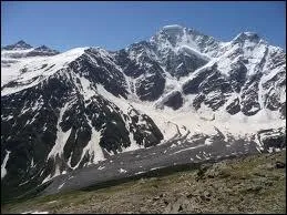 A combien culmine le Mont Elbrouz, plus haut sommet d'Europe, dans le Caucase ?