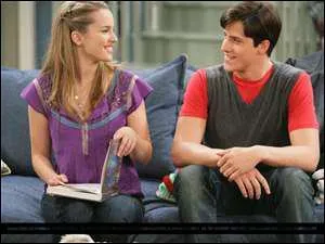 Comment s'appelle l'amoureux de la grande soeur de Charlie ?