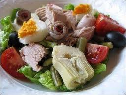 Quel ingrdient ne met-on pas dans la salade nioise traditionnelle ?