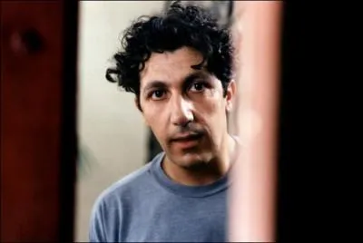 Il aboie parfois. C'est :