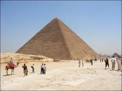 Vous arrivez devant les pyramides de Gizeh qui se situent :