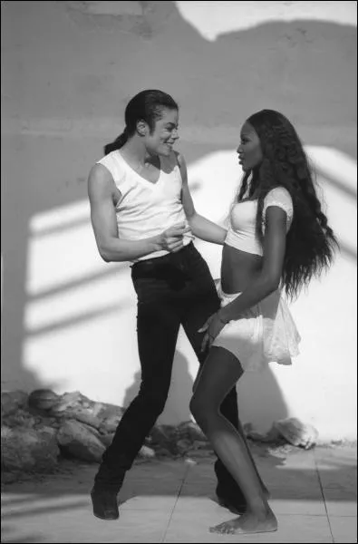Dans le clip de ' In The Closet', on voit Michael en compagnie de Naomie Campbell. Avec qui tait-il prvu qu'il tourne le clip initialement ?