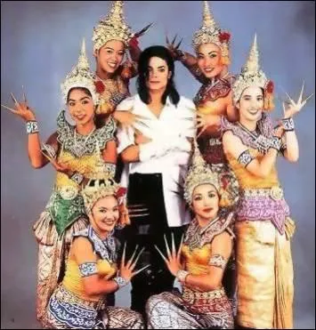 Quel effet Michael a-t-il utilis dans son clip ' Black Or White '  la fin ?