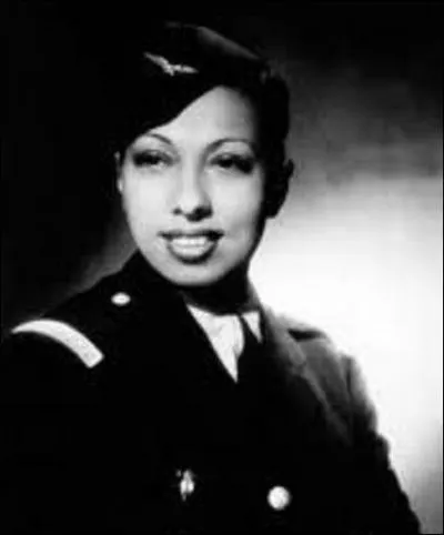 En 1940, elle s'engage dans l'arme, laquelle ?