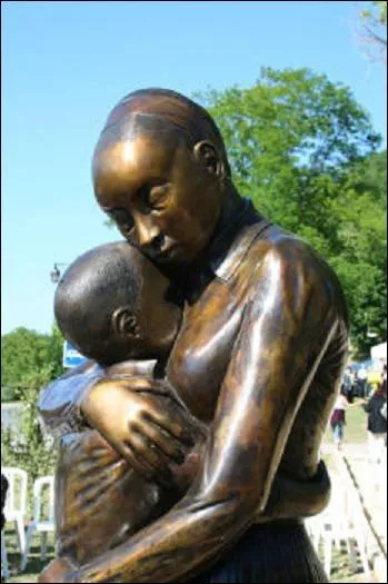 En souvenir de cette femme exceptionnelle, une statue de bronze a t faite ainsi qu'une rplique d'elle en cire, dans quel muse ?