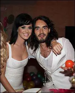 En quelle anne a-t-elle pous Russell Brand ?