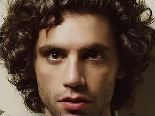 Quelle phrase suit 'Ne t'enfermes pas dans ta chambre... ' dans la chanson 'Elle me dit' de Mika ?
