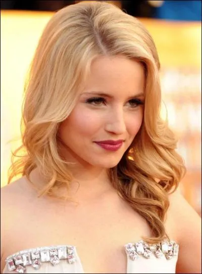 Avec qui Quinn chante-t-elle'It's man's man's man's world' ?