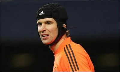 Il a d porter un casque en textile et en mousse  la suite d'une fracture d'une crne. Il est tchque, c'est...