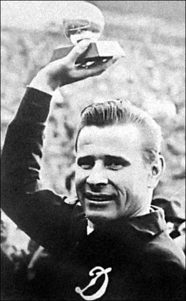 C'est tout simplement le seul gardien  avoir remport le ballon d'or, c'est...