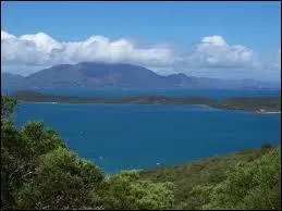 Quel archipel d'Ocanie se compose entre autres de l'le de Grande Terre et des les Loyaut ?