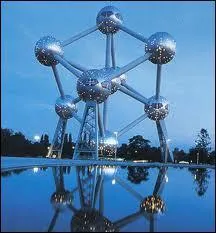Que reprsente l'Atomium, construit pour l'exposition universelle de 1958  Bruxelles ?