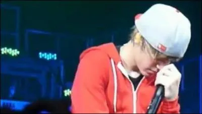 En interprtant quelle chanson Justin Bieber a-t-il pleur sur scne ?