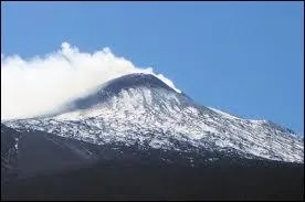 Quel volcan est le plus haut d'Europe (3330m) ?