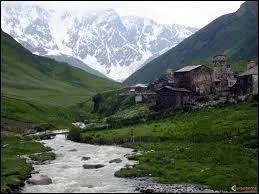 Quelle chane de montagnes se situe entre la mer Noire et la mer Caspienne ?