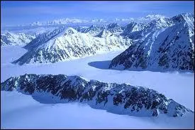 De quel pays le mont Logan est-il le point culminant (avec 5959 mètres) ?