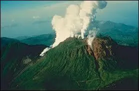 Sur quelle le se trouve le volcan 'La Soufrire' (1467 m) ?
