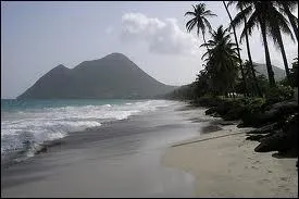 Sur quelle île se trouve la montagne pelée (1397 m) ?