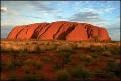 Ce rocher, Ayers Rock, situ en plein dsert, est sacr pour les natifs ...