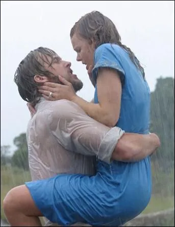 Dans quel film Rachel McAdams embrasse-t-elle fougueusement Ryan Gosling sous la pluie dans une jolie robe bleue ?