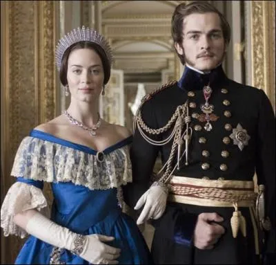 Dans quel film, retraant la vie d'une reine d'Angleterre, peut-on voir Emily Blunt arborer cette superbe parure bleue ?