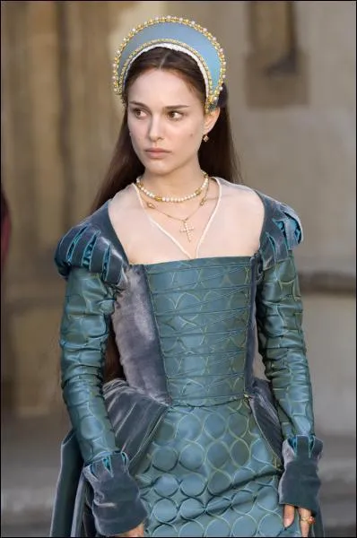 Dans quel film Natalie Portman se voit-elle orne d'une robe grave de cercles bleus ?