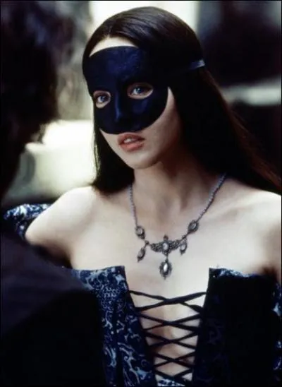 Dans quel film Isabelle Adjani arbore-t-elle ce superbe bustier sexy et envotant ?