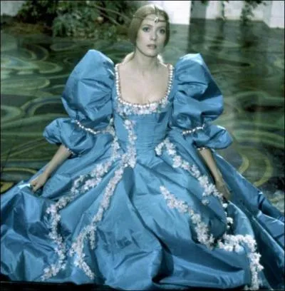 Dans quel film Catherine Deneuve porte-t-elle une trs jolie robe bleue garnie de guirlandes fleuries ?