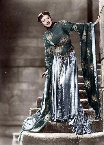 Dans quel film Olivia De Havilland porte-t-elle cette surperbe robe bleu argent ?