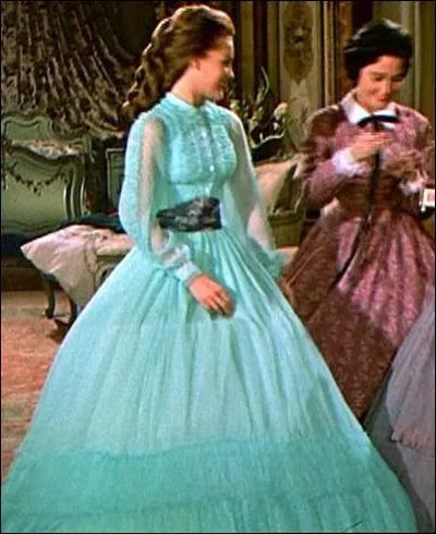 Dans quel film mettant en scne les aventures d'une clbre impratrice, Romy Schneider porte-t-elle cette trs belle robe turquoise ?