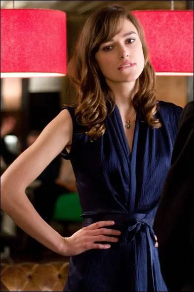 Dans quel film Keira Knightley porte-t-elle une ravissante robe porte-feuille bleu nuit aux cts de Guillaume Canet ?