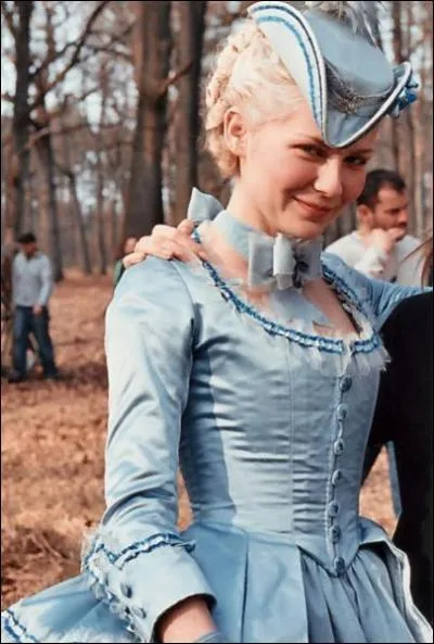 Dans quel film mettant  l'honneur de nombreuses robes d'poque bleues (et de plein d'autres couleurs, d'ailleurs ! ) Kirsten Dunst incarne-t-elle une reine esseule ?