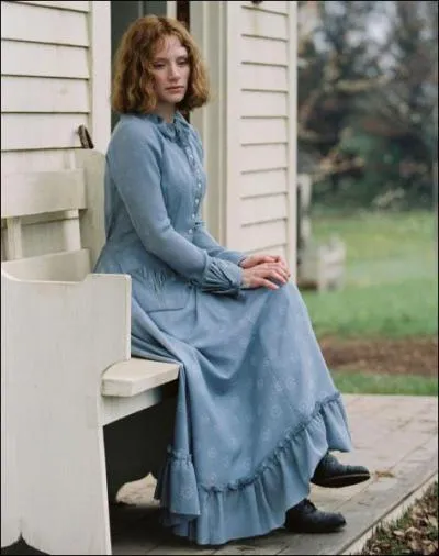 Dans quel film Bryce Dallas Howard, qui incarne une aveugle, porte-t-elle cette robe bleu clair ?