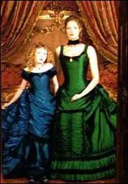 Dans quel film fantastique, dans lequel elle incarne une crature ternellement destine  vivre dans le corps d'une enfant, Kirsten Dunst porte-t-elle cette belle robe satine ?