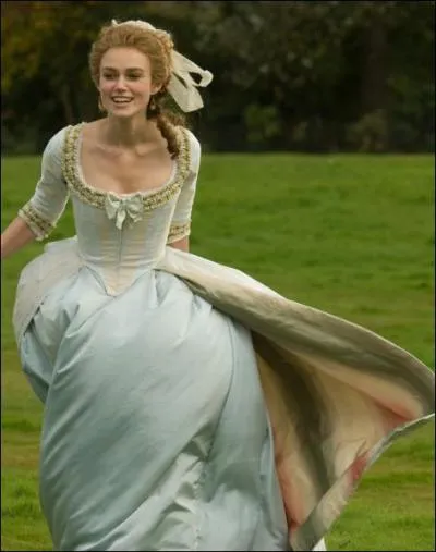 Dans quel film, dans lequel elle se marie avec Ralph Fiennes, Keira Knightley est-elle vtue de cette robe bleu ple ?