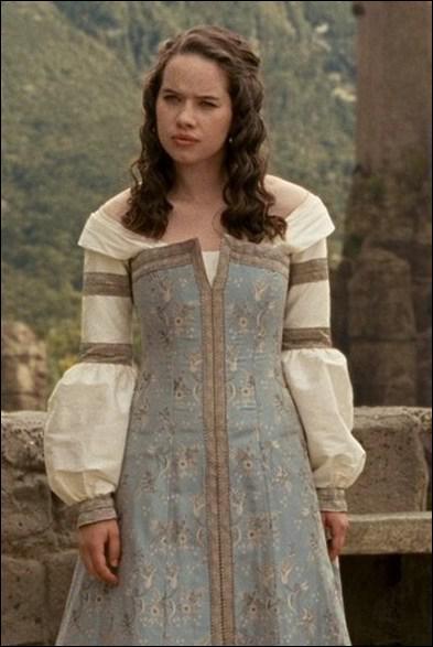 Dans quel chapitre de la saga Narnia Susan porte-t-elle cette trs belle robe bleue ? Petit indice : c'est dans cette robe qu'elle embrasse celui dont elle est amoureuse.