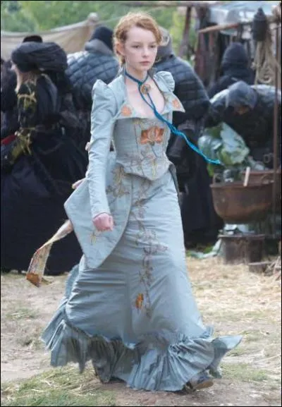 Dans quel film de fantasy Dakota Blue Richards est-elle vtue de cette robe bleue orne d'une grande fleur orange sur le devant ?