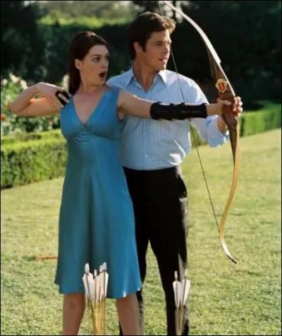 Dans quelle comdie romantique Anne Hathaway s'entrane-t-elle  l'arc dans un petite robe bleue ?