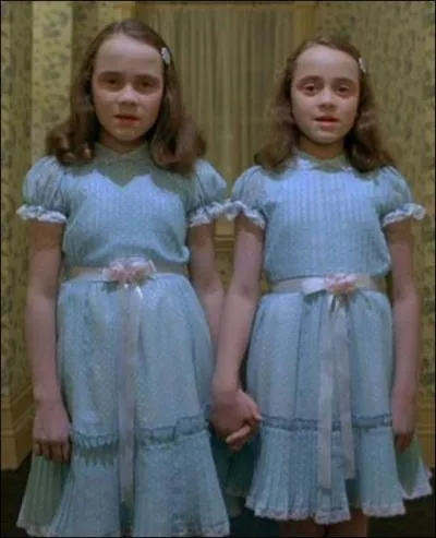 Dans quel film de Kubrick peut-on apercevoir ces deux jumelles effrayantes ?