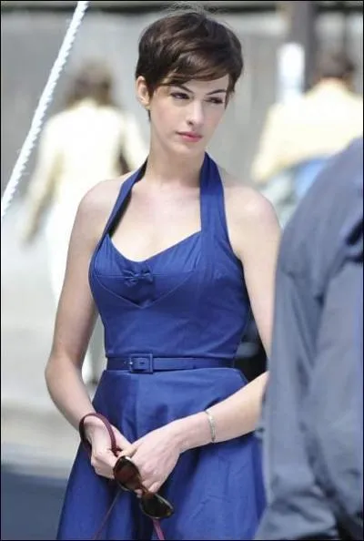 Dans quel film Anne Hathaway a-t-elle les cheveux courts et une robe bleue ?