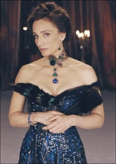 Dans quel film, dont le hros est incarn par Romain Duris, Kristin Scott-Thomas porte-t-elle cette robe paillete borde de plumes ?