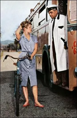 Dans quel film de Roger Vadim Brigitte Bardot porte-t-elle cette ravissante robe-chemise ?