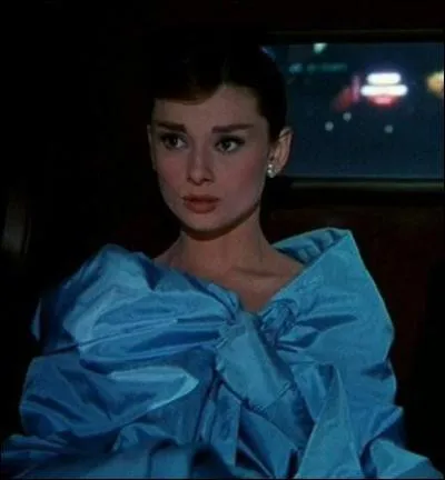 Dans quel film Audrey Hepburn s'amuse-t-elle  se recouvrir la tte de son joli manteau en soie bleue ?